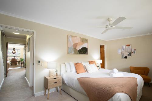 シドニーにあるFamily 3BR Retreat with Pool, Gym & Parkingの大きなベッドとリビングルームのある寝室