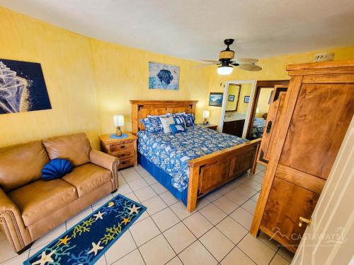 una camera da letto con un letto e un divano di Sonoran Spa W106 a Campo del Medio