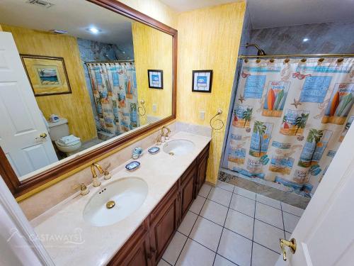 un bagno con lavandino e doccia di Sonoran Spa W106 a Campo del Medio