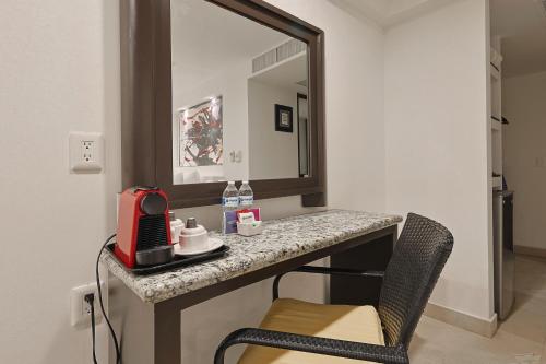 Gambar di galeri bagi Hotel Delfín Vista Pier Beach Front di Puerto Vallarta