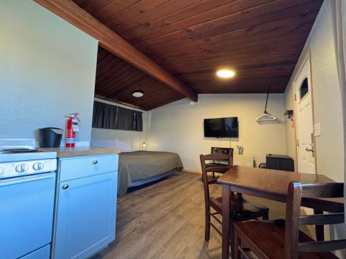 Dapur atau dapur kecil di The Pioneer Motel
