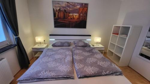 Postel nebo postele na pokoji v ubytování Traumhafte Wohnung mit Kingsize-Bett nähe Uni, Rheinmetall, Mercedes mit Parkplatz