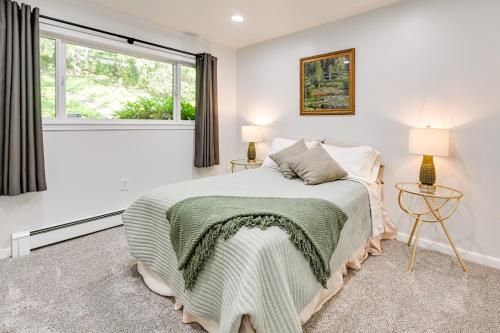 レイシーにあるPrivate Dock and Fire Pit Lakefront Gem in Olympiaのベッドと窓のある寝室