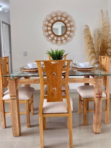 ein Esszimmer mit Glastisch und Stühlen in der Unterkunft Ronnie in Sabaneta