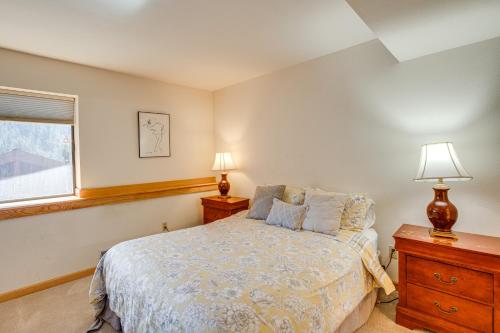 - une chambre avec un lit, 2 tables de nuit et une fenêtre dans l'établissement Less Than 1 Mi to Diamond Peak Townhome with Lake Views, à Tyrolian Village