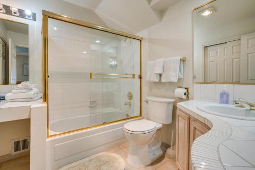 une salle de bain avec toilettes, douche et lavabo dans l'établissement Less Than 1 Mi to Diamond Peak Townhome with Lake Views, à Tyrolian Village