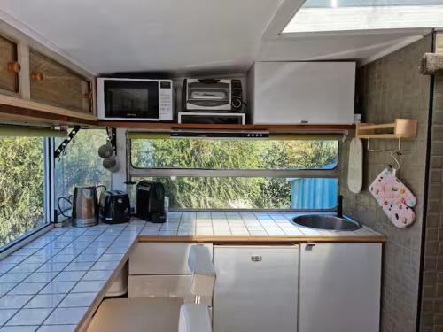 Kuchyň nebo kuchyňský kout v ubytování Far View - Pets, Linen, Wi-Fi, Netflix, Caravan