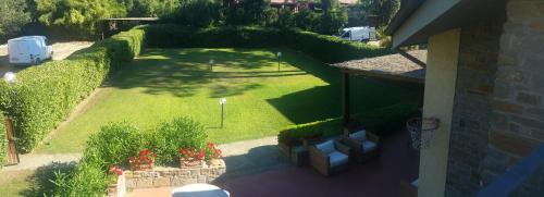 an aerial view of a yard with a golf course at Villetta Punta Ala in Punta Ala