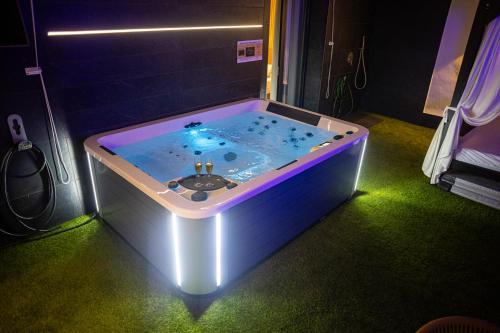 a jacuzzi tub with lights in a room at Hotel Macami in El Carpio