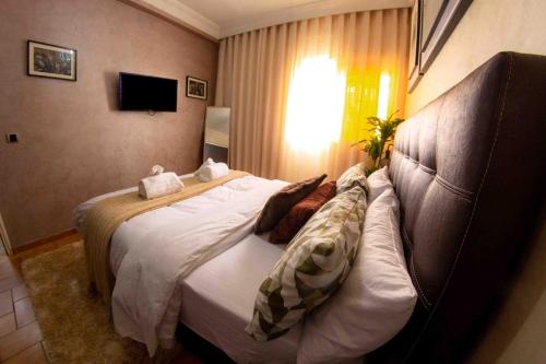 Cozy apartment in Rabat Agdalにあるベッド