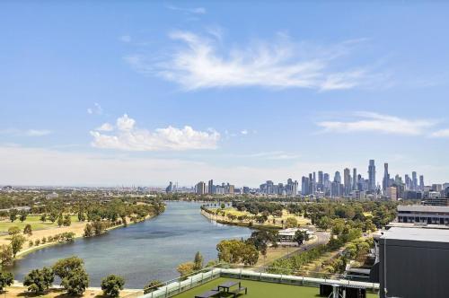 Grand Prix & Water View - Free Parking, Pool & Gym