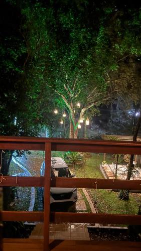 Taman di luar Chalé Recanto dos pássaros.