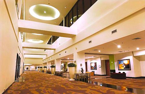 un hall vide d’un hôpital avec un grand lobbyasteryasteryasteryasteryasteryasteryasteryastery dans l'établissement KL Exclusive Service Suites at Times Square Kuala Lumpur Malaysia, à Kuala Lumpur