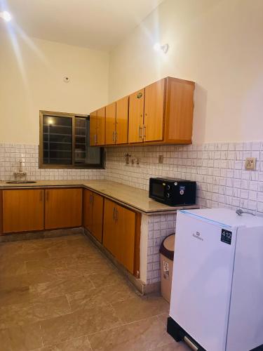 Кухня или мини-кухня в Apartment in Karachi near airport
