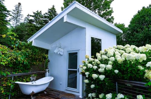 Κήπος έξω από το Luxury Yurt at Seaside Farm in Friendship