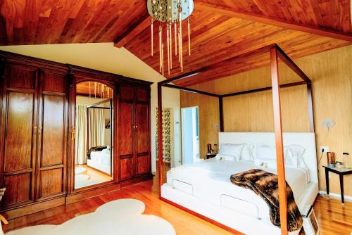 a bedroom with a white bed and a wooden ceiling at The Lodge at Seaside in Friendship in Friendship