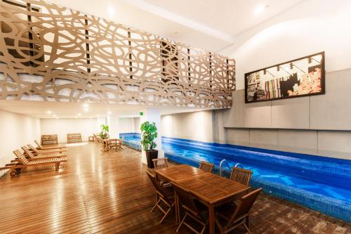 a restaurant with a swimming pool and a dining room at Alure Condesa in Mexico City