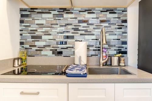 カボ・サン・ルーカスにあるVista Pedregal-Modern Vacation Apartment Walk to Marina & Beachesのタイル張りの壁、シンク付きキッチンカウンター