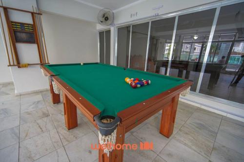 uma mesa de bilhar com bolas em cima em Apartamento em Praia Grande a 600 metros do mar na Praia Grande
