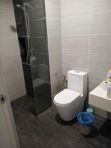 łazienka z prysznicem, toaletą i umywalką w obiekcie Trion KL Family Suite 2Bedroom,2 Bathroom By Muchies w Kuala Lumpur