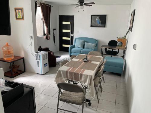 a living room with a table and a blue couch at Departamento céntrico fácil acceso, 45 amenidades in Xalapa