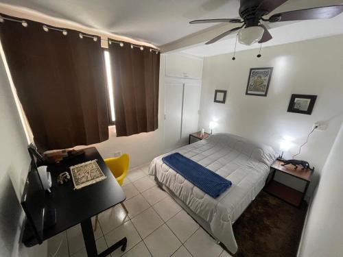 Katil atau katil-katil dalam bilik di Departamento céntrico fácil acceso, 45 amenidades