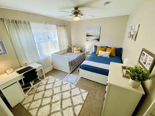 a small room with a bed and a desk and a desk at Bonavista Hideaway in Stratford