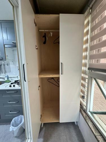 首尔Neovill的厨房里靠近窗户的橱柜