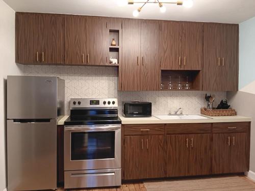 Una cocina o cocineta en Mid Century Style Cottage Near Historic Downtown
