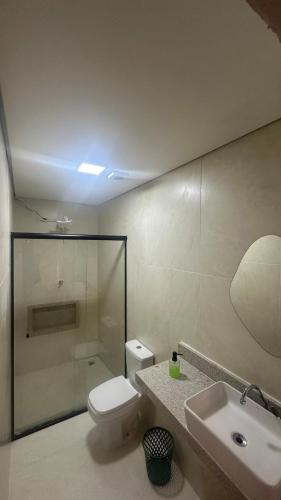 a bathroom with a toilet and a sink and a shower at Apê da Bella seu refúgio no Caparaó in Alto Caparao