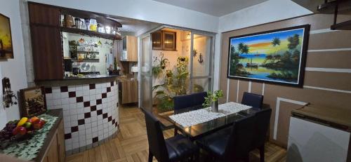 a dining room with a table and a kitchen at CASA de TEMPORADA para COP 30 in Belém