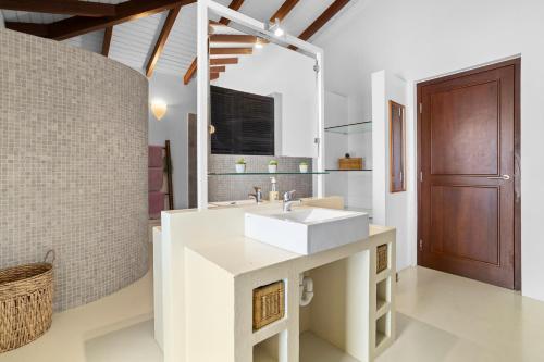 ein Badezimmer mit Waschbecken und Spiegel in der Unterkunft Waterlands Village Bonaire - Oceanview Villa 9 in Kralendijk