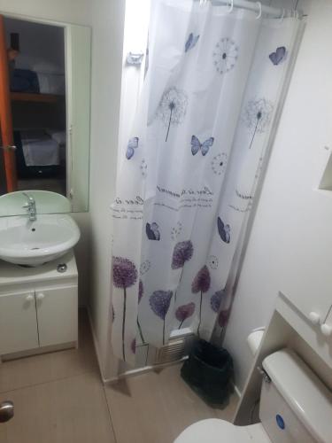 Bilik mandi di Hostal Brisas del Sur