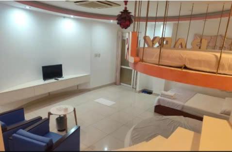 Una televisión o centro de entretenimiento en HOTEL BAN TÔI projects Room Myfriend