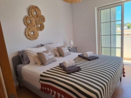 Ένα ή περισσότερα κρεβάτια σε δωμάτιο στο Formosa Bay Home