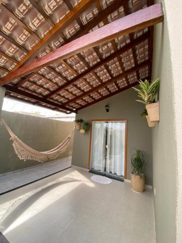 un patio esterno con un'amaca in un edificio di Casa a 2 minutos da praia a Prado