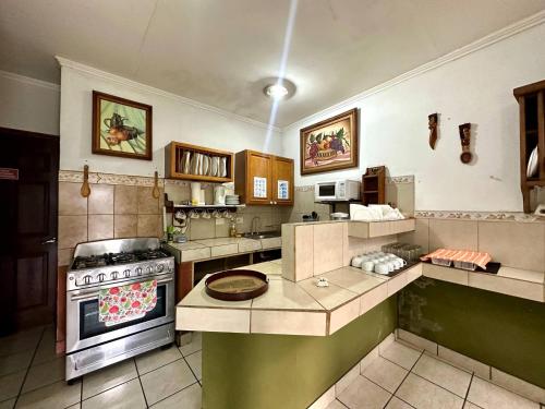 Η κουζίνα ή μικρή κουζίνα στο Room A Heredia – Excellent Location