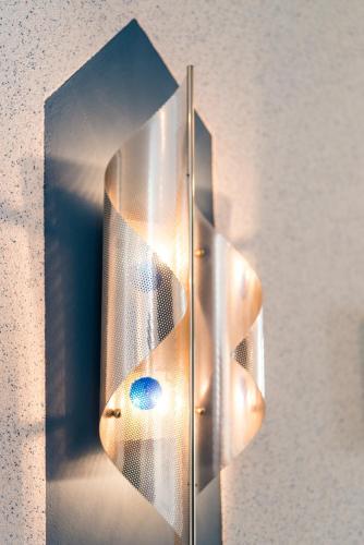 a traffic light on the side of a wall at Rheinterrassen Hotel Café Restaurant in Widdig