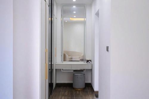 ダナンにあるVượng Phát Villa- Venuestayの洗面台と鏡のあるバスルーム