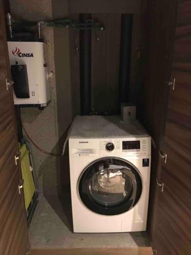 a washer and dryer in a small room at Brick Box Loft con Balcon in Hércules