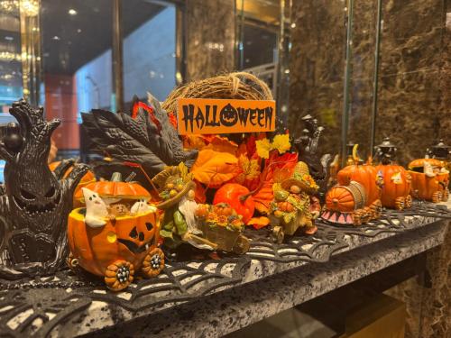 a table with pumpkins and a sign that reads halloween at APA Hotel Tokyo Nishikasai Ekimae in Tokyo
