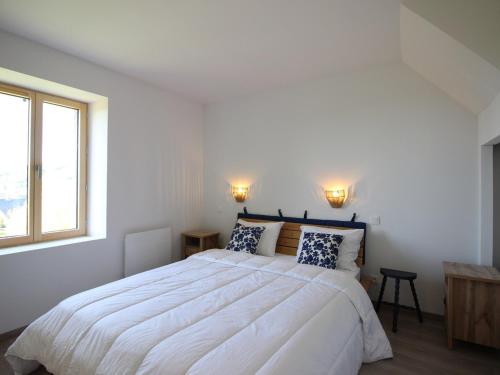 Postel nebo postele na pokoji v ubytování Maison rénovée 3 ch, billard, jardin, La Bourboule - FR-1-608-295