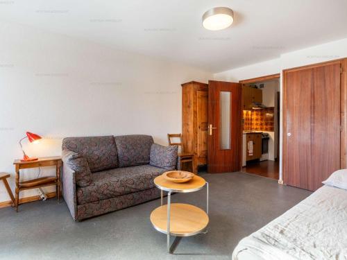 un salon avec un canapé et une table dans l'établissement Studio idéal au Chinaillon pour 2 personnes - FR-1-458-258, au Chinaillon