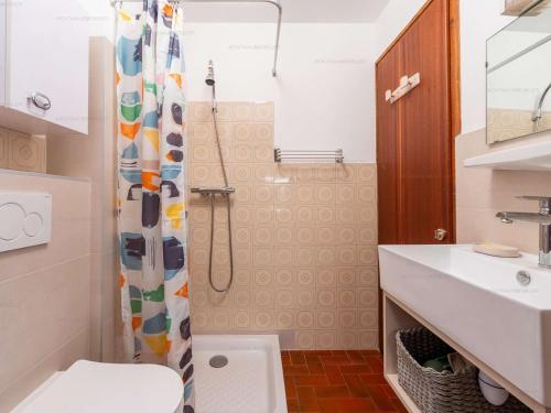 une salle de bains avec douche, toilettes et lavabo dans l'établissement Studio idéal au Chinaillon pour 2 personnes - FR-1-458-258, au Chinaillon