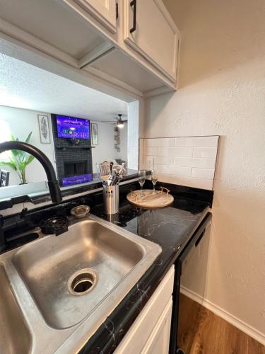 una cocina con fregadero y encimera en 2BD STATE FAIR l DT Dallas l FIFA READY l 5 Min from Love Field, en Dallas