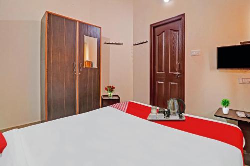 Postel nebo postele na pokoji v ubytování Hotel O Mn Residency Near Ragigudda Sri Prasanna Anjaneyaswamy Temple