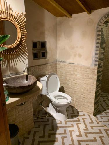 テテバトゥにあるBungalow Pondok Indah Tetebatuのトイレと洗面台付きのバスルーム