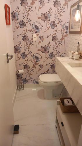 a bathroom with a toilet and a sink at Apartamento Le Quartier - no centro, dois quartos, wi-fi, garagem, piscina, ar-condicionado, jacuzzi, sauna, etc in Juiz de Fora