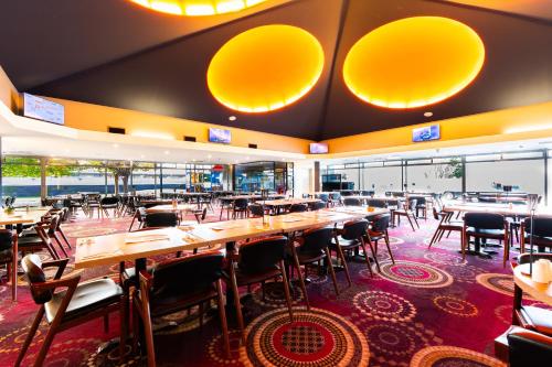 Un restaurant u otro lugar para comer en Foreshore Hotel