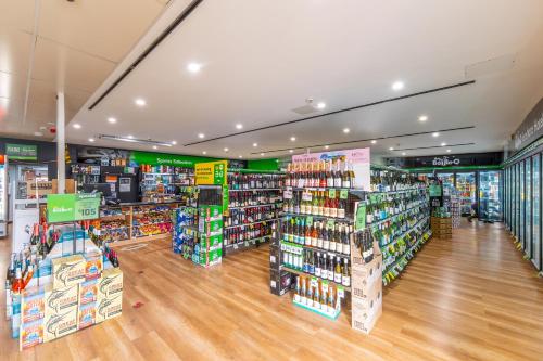 Un supermercado u otros negocios cerca del hotel u alrededores